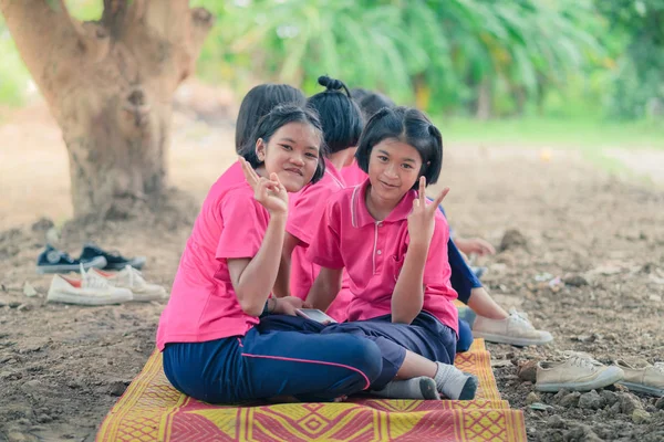 Tailandia Kanchanaburi Julio Estudiantes Identificados Relajan Después Del Almuerzo Del — Foto de Stock