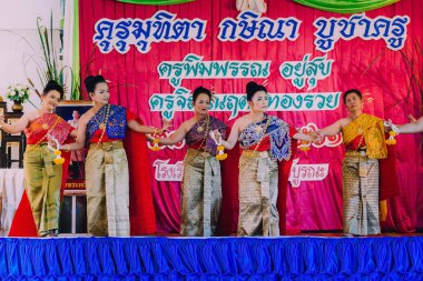 Kanchanaburi Tayland - 28 Eylül: Unidentiffied kadın öğretmenlerin emeklilik Eylül için sahne alanı'nda Tay dans gerçekleştirmek Kanchanaburi, Tayland için Watkrangthongratburana okulda 28,2018
