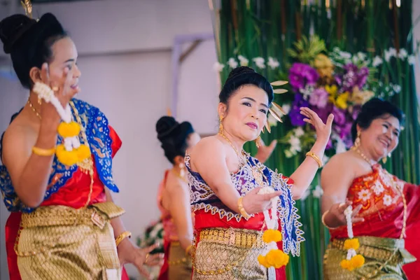 カンチャナブリ Unidentiffied 女性教師タイ舞踊ステージ上に 月の退職で実行 Watkrangthongratburana カンチャナブリ校 2018 — ストック写真