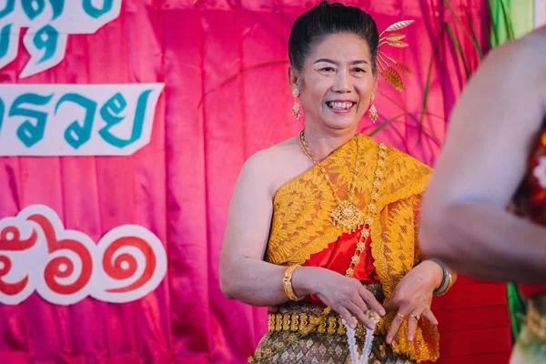 Kanchanaburi Tailandia Septiembre Profesoras Identificadas Realizan Danza Tailandesa Escenario Para — Foto de Stock
