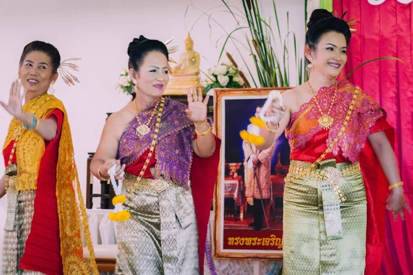 Kanchanaburi Thailand Setembro Professoras Não Identificadas Realizam Dança Tailandesa Palco — Fotografia de Stock