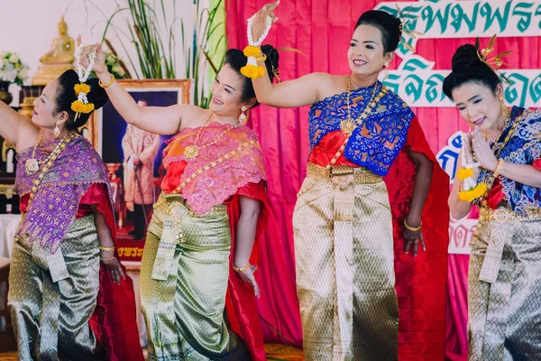 Kanchanaburi Tailandia Septiembre Profesoras Identificadas Realizan Danza Tailandesa Escenario Para — Foto de Stock