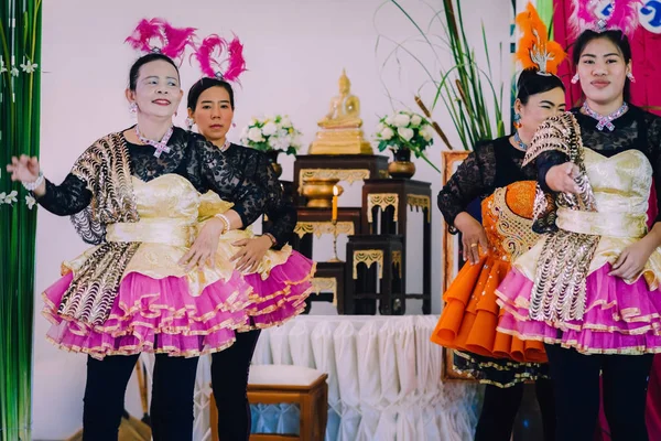 Kanchanaburi Tailandia Septiembre Profesoras Identificadas Realizan Danza Tailandesa Escenario Para — Foto de Stock