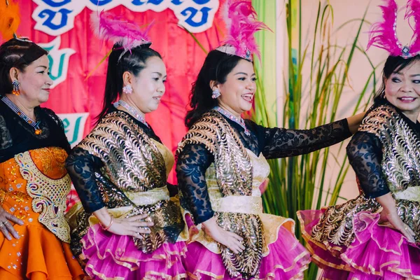 Kanchanaburi Tailandia Septiembre Profesoras Identificadas Realizan Danza Tailandesa Escenario Para — Foto de Stock