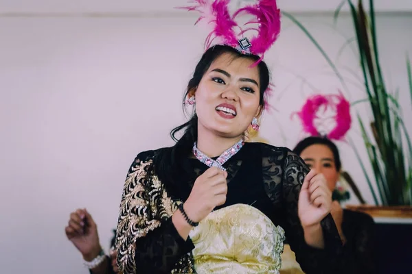 Kanchanaburi Tailandia Septiembre Profesoras Identificadas Realizan Danza Tailandesa Escenario Para —  Fotos de Stock