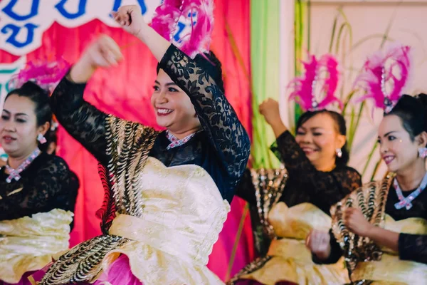 Kanchanaburi Tailandia Septiembre Profesoras Identificadas Realizan Danza Tailandesa Escenario Para — Foto de Stock