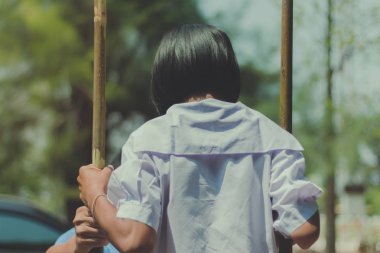 Öğrenci çocuk eski Tayland geleneksel spor oyun bambu ayak üzerinde yürümeyi deneyin.