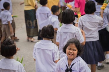 Kanchanaburi Tayland - 26 Temmuz: Tanımlanamayan öğretmenler ve öğrenciler birlikte Temmuz ödünç Budist gününde liyakat ve mum ışığını yakıp 26,2018 Wat Krang tanga Kanchanaburi, Tayland