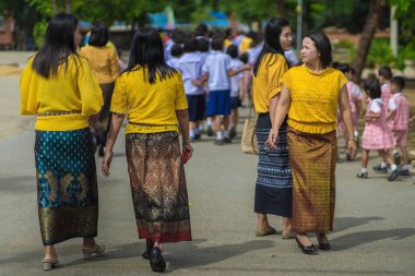 Kanchanaburi Tayland - 26 Temmuz: Tanımlanamayan öğretmenler ve öğrenciler birlikte Temmuz ödünç Budist gününde liyakat ve mum ışığını yakıp 26,2018 Wat Krang tanga Kanchanaburi, Tayland