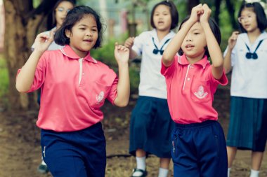 Kanchanaburi Tayland - 5 Ekim: Tanımlanamayan öğrencileri ve arkadaşları Ekim tarihinde spor tezahürat için dans etmeyi öğrenmek Kanchanaburi, Tayland için Watkrangthongratburana okulda 5,2018