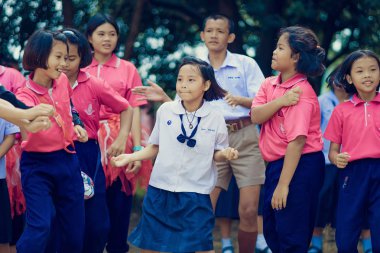 Kanchanaburi Tayland - 5 Ekim: Tanımlanamayan öğrencileri ve arkadaşları Ekim tarihinde spor tezahürat için dans etmeyi öğrenmek Kanchanaburi, Tayland için Watkrangthongratburana okulda 5,2018