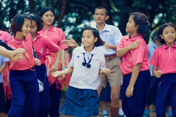 Канчанабури Тайланд Октября Неизвестные Студенты Друзья Учатся Танцевать Спортивных Аплодисментов — стоковое фото
