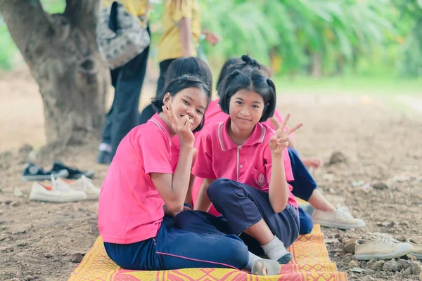 Tailandia Kanchanaburi Julio Estudiantes Identificados Relajan Después Del Almuerzo Del — Foto de Stock