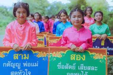 Kanchanaburi Tayland - 18 Temmuz: Geçit sokakta yağmurda başlıca öğrenci spor oyun açılış günü Temmuz Kanchanaburi, Tayland için Nongthabong okulda 18,2018