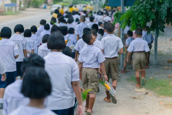 Kanchanaburi Tayland - 26 Temmuz: Turkish öğrenciler mum geçit Budist mum Festivali Temmuz günü ödünç Kanchanaburi, Tayland için Watkrangthongratburana okulda 26,2018