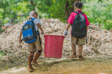 Çöp atık yığın için sınıftan kaldırmak için öğrencilere yardımcı.