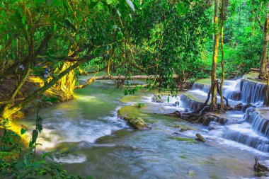Güzel doğal Huay Mae Khamin şelale, il Kanchanaburi, Tayland