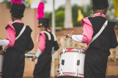 Okul geçit töreninde Marching band davulcular gerçekleştirmek