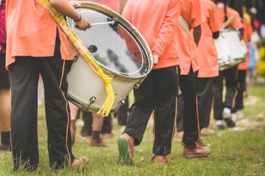 Okul geçit töreninde Marching band davulcular gerçekleştirmek
