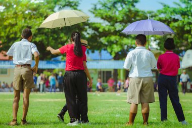 Kadın Teachaer futbol takımı okulda eğitim çocuklar koçluk.