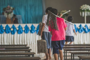 Kat kantinde ovmak için öğrencilere yardımcı