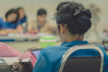 Kadın öğretmenlerin okulda öğretim planı için Toplantı