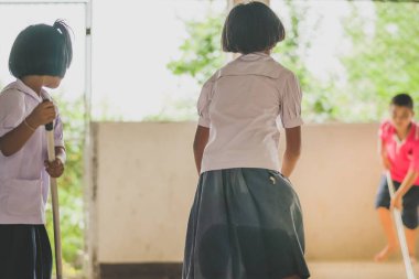 Kat kantinde ovmak için öğrencilere yardımcı