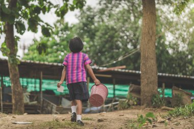 Öğrencilere yardımcı çöp atık yığın için sınıftan kaldırmak için okul.