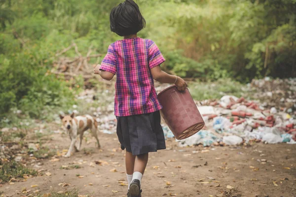 Schüler Helfen Müll Aus Dem Klassenzimmer Entfernen Ihn Der Schule — Stockfoto