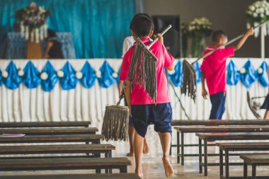 Kat kantinde ovmak için öğrencilere yardımcı