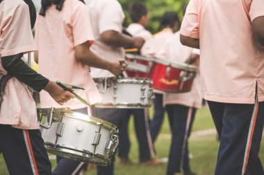Okul geçit töreninde Marching band davulcular gerçekleştirmek
