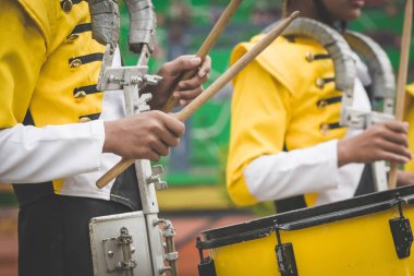 Okul geçit töreninde Marching band davulcular gerçekleştirmek