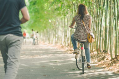 Mutluluk çift bambu parkta Bisiklete binmek
