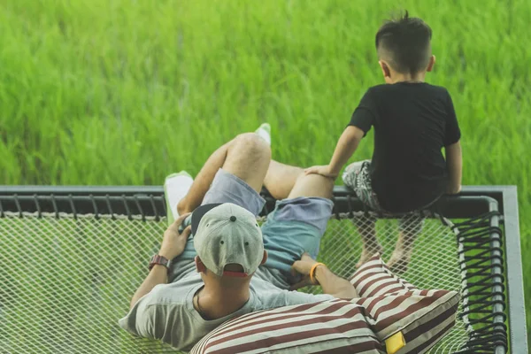 Vater Und Sohn Entspannen Sich Auf Dem Balkon Mit Schönen — Stockfoto