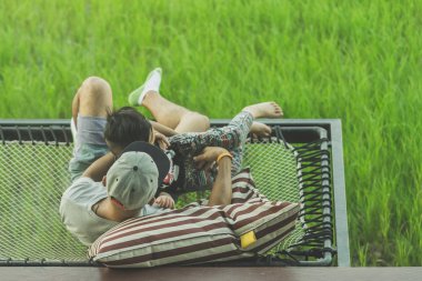 Baba ve oğlu güzel pirinç tarlaları ile balkonda rahatlayın.