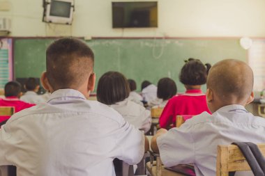 Genç öğrenciler İlköğretim Okulu sınıfta okuyan.