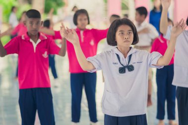 Kanchanaburi Tayland - Haziran 6: Tanımlanamayan öğretmenler ve öğrenciler öğleden sonra evine geri Haziran'da önce aerobik egzersiz Kanchanaburi, Tayland için Watkrangthongratburana okulda 6,2018