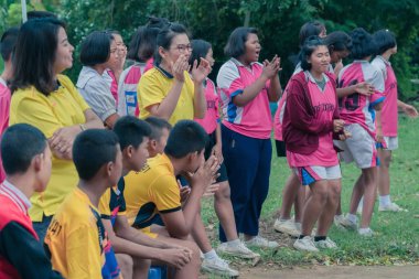 Kanchanaburi Tayland - 19 Temmuz: Tanımlanamayan öğrenciler ve öğretmenler Temmuz günü voleybol için tezahürat Kanchanaburi, Tayland için Nongthabong okulda 19,2018