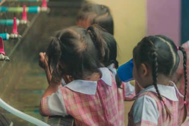 Öğrenciler içme suyu musluk öğle yemeğinden sonra.