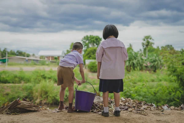 Los Estudiantes Ayudan Eliminar Basura Del Aula Para Amontonar Residuos — Foto de Stock