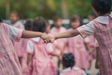 Sabah dersten önce egzersiz genç çocuklar.