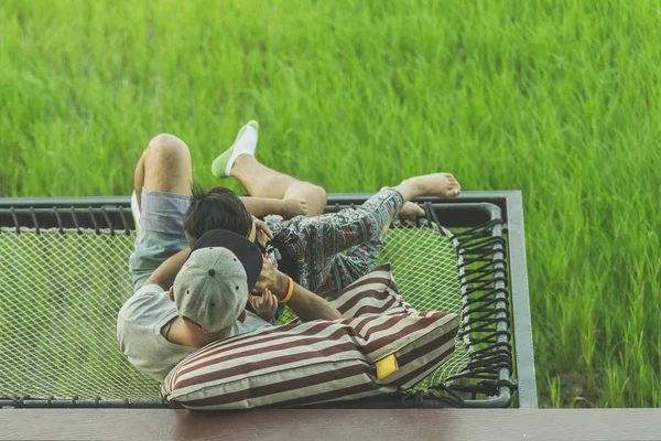 Vater Und Sohn Entspannen Sich Auf Dem Balkon Mit Schönen — Stockfoto