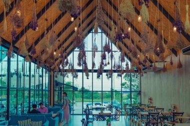 Kanchanaburi Tayland - 4 Kasım: İnsanlar gelir dinlenmek ve Village çiftlik Cafe ye ' Kasım 4,2018 Kanchanaburi, Tayland