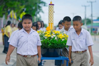 Kanchanaburi Tayland - 26 Temmuz: Turkish öğrenciler mum geçit Budist mum Festivali Temmuz günü ödünç Kanchanaburi, Tayland için Watkrangthongratburana okulda 26,2018