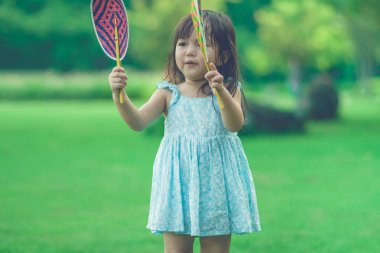 Kanchanaburi Tayland - 28 Ekim: Tanımlanamayan litlle kız Tay örgü renkli fan saplı Field'da 28,2018 içinde Kanchanaburi, Tayland Ekim'de zevk.