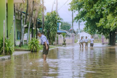 Kanchanaburi Tayland - 9 Mart: Tanımlanamayan öğrenciler yürüyüş selden sonra yağmur sınıf Mart'ta değiştirmek için 9,2018 Watkrangthongratburana Okulu Kanchanaburi, Tayland