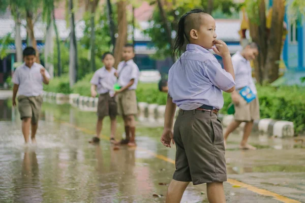 Tailandia Kanchanaburi Marzo Estudiantes Identificados Caminan Hacia Inundación Después Lluvia — Foto de Stock