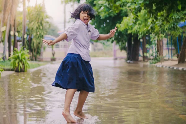 Kanchanaburi Tajlandia Marca Niezidentyfikowany Studentów Spacerem Potopu Deszczu Zmiany Klasy — Zdjęcie stockowe