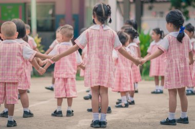 Sabah dersten önce egzersiz genç çocuklar.