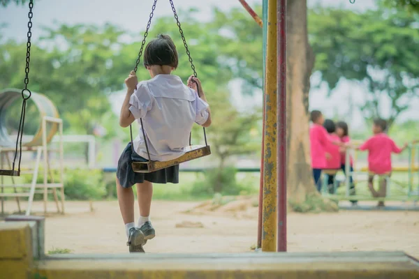 Задний Вид Молодой Девушки Сидеть Качелях Ждать Друг Детской Площадке — стоковое фото